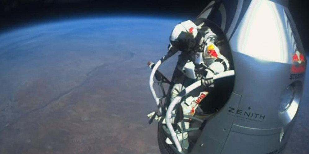 Skydiving Tertinggi dari Angkasa, Sampai Pakai Baju Astronot 